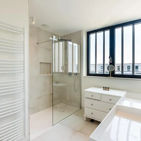 Brand New 3br House With Garden In Mariakerke בית נופש *